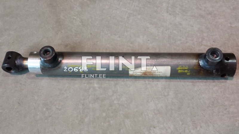 Toru, mille pikkus on ligikaudu 200 mm. Üks ots on varustatud silindrilise koonuslikuga 16 mm läbimõõduga. Toru on metallist ja selle pinnal on nähtavad rooste- ja korrosioonilaigud.