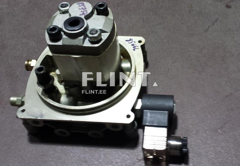 Pildil on hüdropump, millel on metallist korpus ja mitu ühenduspunkti. Ülemine osa on kõrgem ja kerge nurga all, allosas on lamedam alus, millel on keermestatud väljavood. Äärde on kinnitatud elektriline ühenduskomponent.