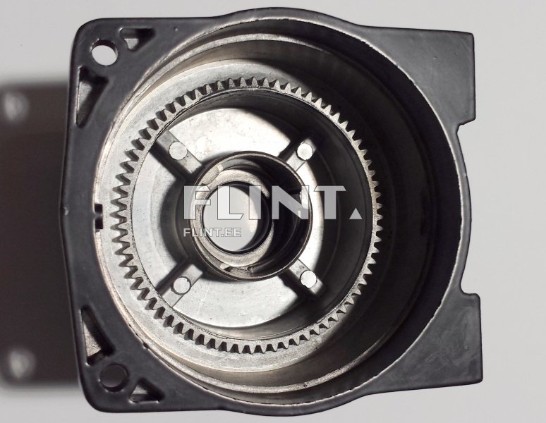 Toode on metallist mehhanism, mille keskel on ümmargune auk, ümbritsetud hambaäärisega. Mehhanismi servad on musta plastiku rahaga, millel on augud nende kinnitamiseks.