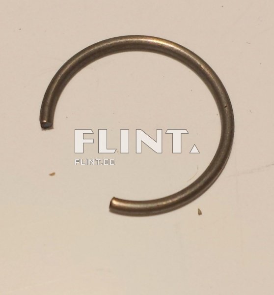 Terasest ring, millel on ümar kuju ja lahtine ots. Ring asub valgel pinnal ja on väikese suurusega.