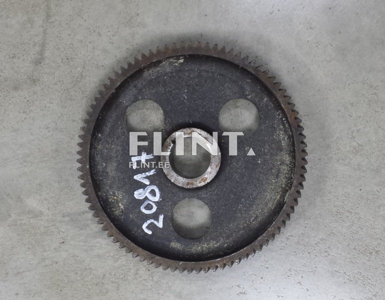 Rattakett, millel on neli ovaalset avaus ja keskel ringikujuline auk. Rattakett on tumedat värvi ja selle ääres on roostetanud hambad.