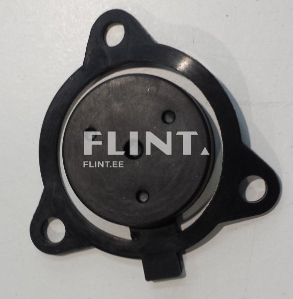 Mustast plastikust detail, millel on ümmargune kuju ja sisemine kolmekohaline soon. Ühel küljel on kinnitamiseks kolm ava.