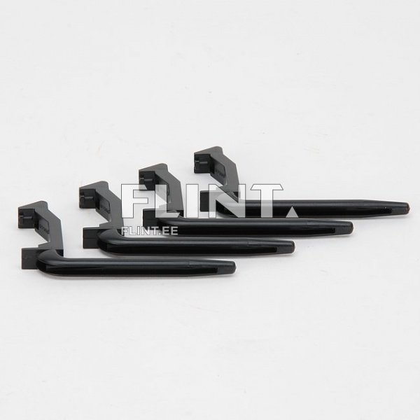 Neli musta metallist hoidikut paigutatud üksteise kõrvale. Igal hoidikul on sirge vars ja nurga all olev kinnitusosa.