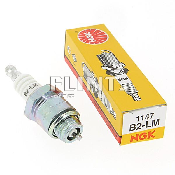 Pildil on süüteküünal, millel on hõbedane metallist kõva osa ja valge keramika. Küünal asub vasakpoolsel küljel, paremal on kollane pakend, millel on must joonistatud süüteküünal ja logoga NGK.