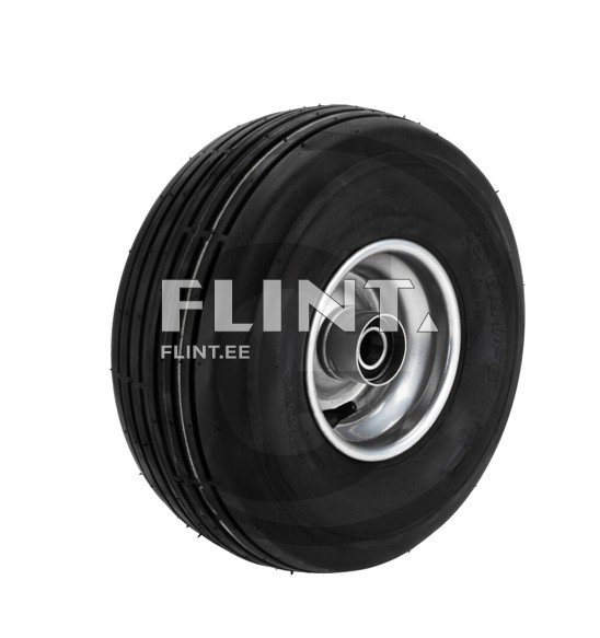 Must rehv, millel on hõbedane velg ja sügavad mustrid, mis võimaldavad head haardumist. Rehvi külgedel on selgelt nähtavad sooned ja väljapaistvad detailid.