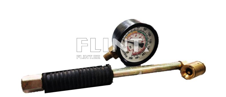 Pildil on rõhumõõtur koos metallist ja kummist elementidega. Rõhumõõturil on valge taust, millel on musta numbrite ja punaste tähistega skaala. Kummitud käepide on rõhumõõturi vasakul poolel, metalltoru suunab ühenduse paremale.