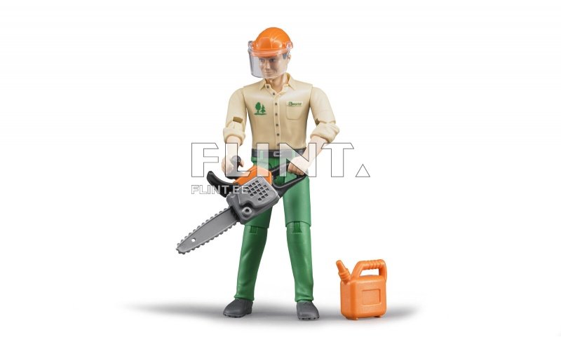 Figuur, kes hoiab käes mootorsaagi ja seisab kõrval kütusekanistriga. Tal on peal oranž kaitsekiiver ja näos selge visiitkaardikaitse. Ta on riietatud helesinises särgis ja rohelise tööriide alla.