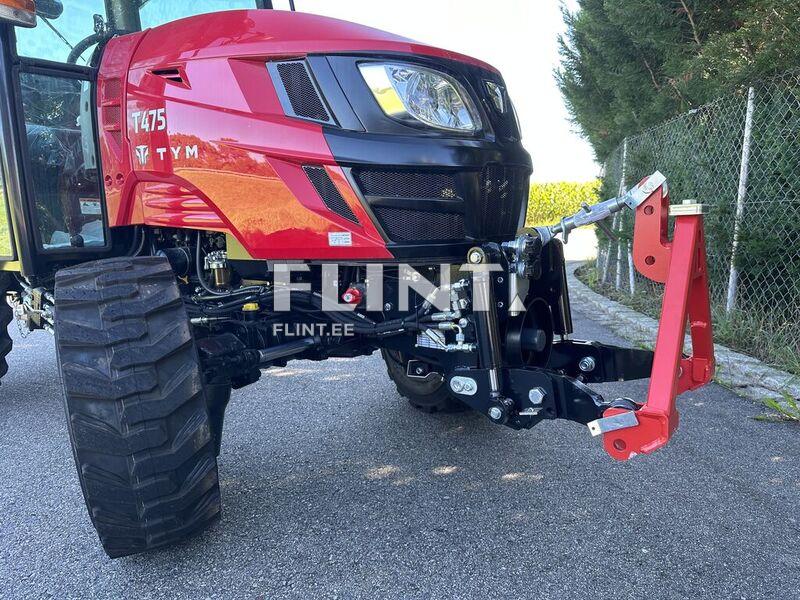Punane traktor T475, millel on must mootoriosa ja esiratta tugi. Osa masina keha on nähtav ja seal on rõhutatud erinevaid detailide elemente, sealhulgas punane hingamisvõre.